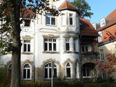 Hausansicht - Wunderschöne großräumige 4 Raum Wohnung + Kamin & direkter Zugang zum Garten direkt am Schloßpark