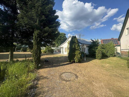 Bild 1 - Badehaus mit Pool, großer Terrasse, Carport & Entwicklungspotenzial Kaufpreis: 295.000 €