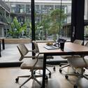 Ein heller, moderner Besprechungstisch mit ergonomischen Stühlen - Flex - Day Rhythm: Produktiver Coworking-Tag im Innergarden Schutterwald