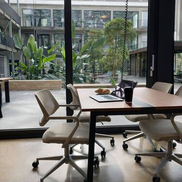Ein heller, moderner Besprechungstisch mit ergonomischen Stühlen - Flex - Day Rhythm: Produktiver Coworking-Tag im Innergarden Schutterwald