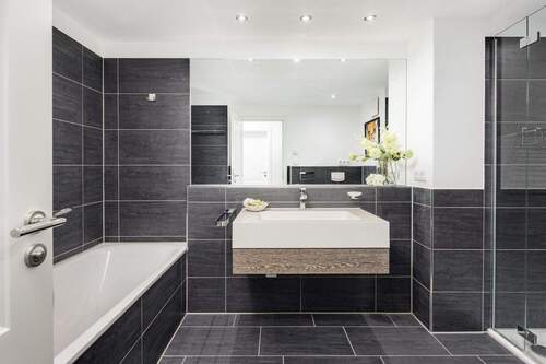 geräumiges Badezimmer - 