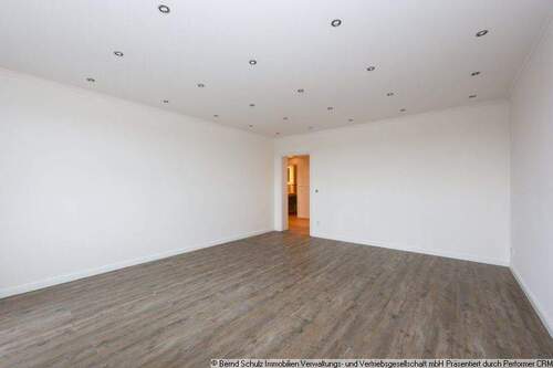 5 Wohnzimmer - 3-Zimmer-Wohnung mit Balkon und Stellplatz