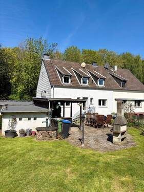 Hausrückseite mit Terrasse - 