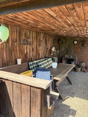 Überdachte Gartenlaube - 