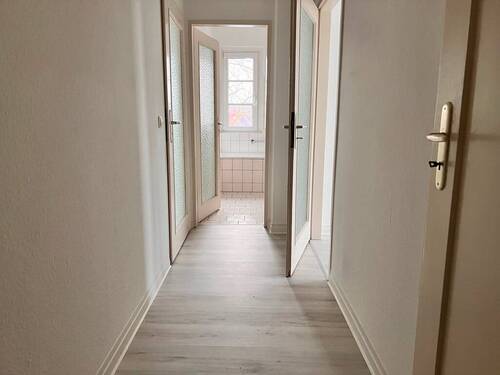 Flur (3) - 2 Zimmer Etagenwohnung zur Miete in Plauen