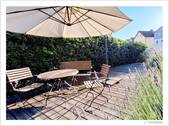 146-2025 Terrasse vorm Haus.jpg - Alt- und 'Neubau' mit Scheune und zusätzlichem nahe gelegenem Wiesengrundstück