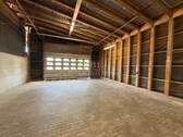 Hallenbereich mit Garagentor - 