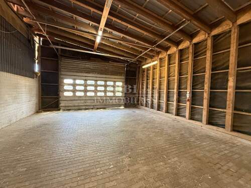 Hallenbereich mit Garagentor - 