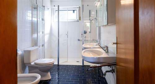 Bad mit bodenebener Dusche - 