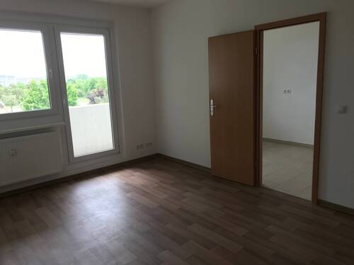 Muster Wohnzimmer mit Zugang Küche - 3 Zimmer Etagenwohnung zur Miete in Bitterfeld-Wolfen