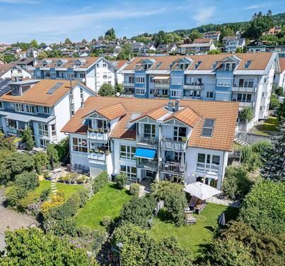 Der Sonnenschirm ist geöffnet, Sommer kann kommen - Großzügiges Eckhaus mit Kamin und Fernblick, stadtnahe schöne Wohnlage