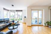 Großzügiger Wohnbereich mit Zugang zum Balkon - 