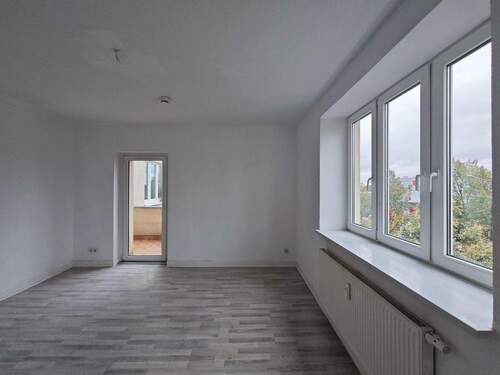 Wohnzimmer - WIR RENOVIEREN FÜR SIE - 443,00 EUR Kaltmiete, ca.  59,00 m² Wohnfläche