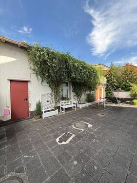 Hoffläche mit Nebengebäude - 6 Zimmer Mehrfamilienhaus, Wohnhaus in Frankfurt