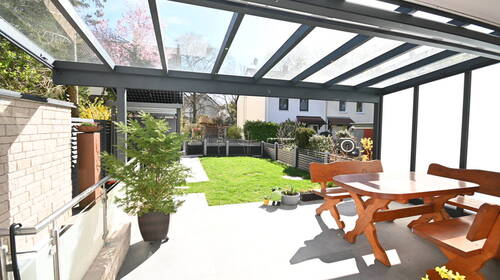 ...zur überdachten Terrasse - 