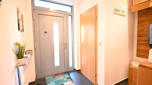 Eingang mit Garderobe - 