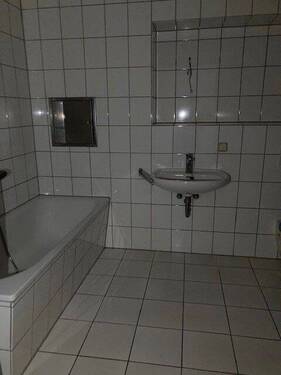 Bad mit Wanne - 3 Zimmer Etagenwohnung in Gotha