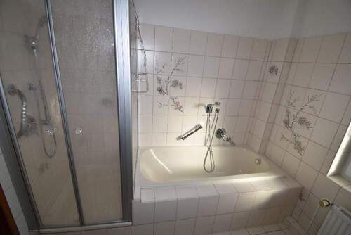 Bad mit Dusche und Wanne - 