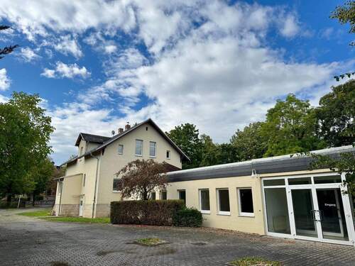 Hausansicht - Großzügiges Anwesen mit vielseitigen Nutzungsmöglichkeiten in Naumburg