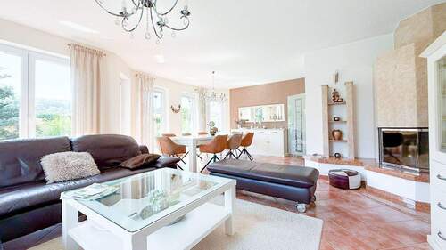 Helles Wohnzimmer mit Kamin - 