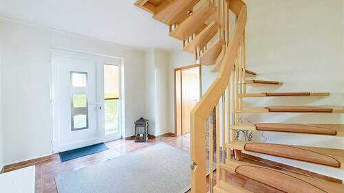 Heller Eingangsbereich - 