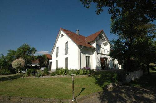 Geräumige Immobilie - 6 Zimmer Einfamilienhaus in Deining