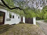 Eingang, Seiteneingang und Garage - 