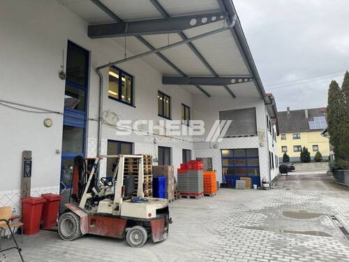 überdachter Anlieferungsbereich - 