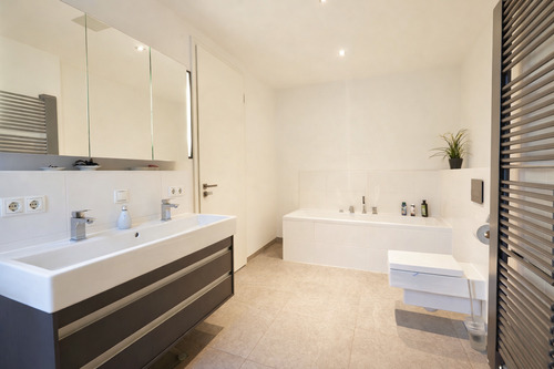 Bad en suite mit Badewanne und Tageslicht - Exklusives Wohnen mit Balkon, Tiefgaragenstellplatz und Kamin in begehrter Lage am Rosental