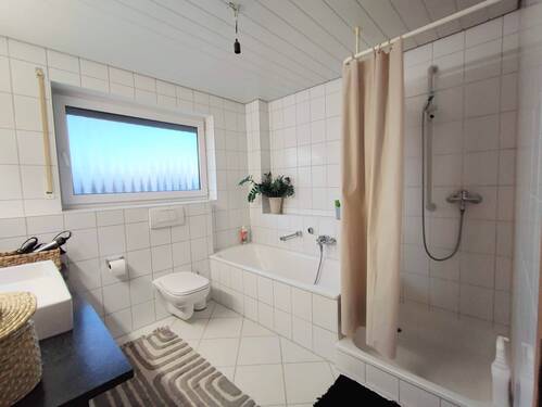 Bad mit Dusche und Badewanne - 
