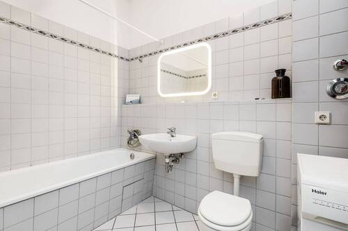 Großes Bad mit Badewanne - 