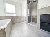 Tageslicht-Badezimmer - 3 Zimmer Einfamilienhaus in Frankfurt am Main