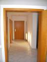 Flur im EG mit Wohnungstür - 