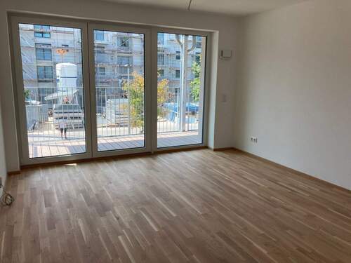 Wohnzimmer - 3-Zimmer-Wohnung mit Einbauküche und Balkon!