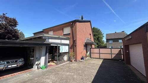 Hofansicht - Tolle Doppelhaushälfte für Gartenliebhaber