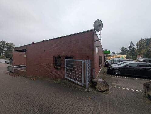 Rückansicht mit Parkplätzen - Halle in Stelle