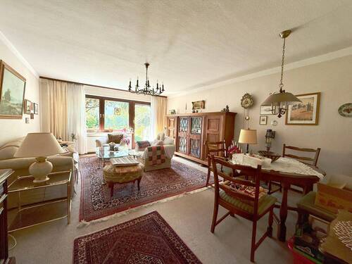 Wohnzimmer - 5 Zimmer Mehrfamilienhaus, Wohnhaus in Tüßling