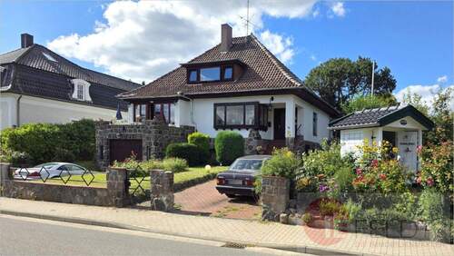 Außenansicht - Zum Wachküssen: Attraktives Grundstück mit Zweifamilienhaus und Garage in gepflegter Wohnlage