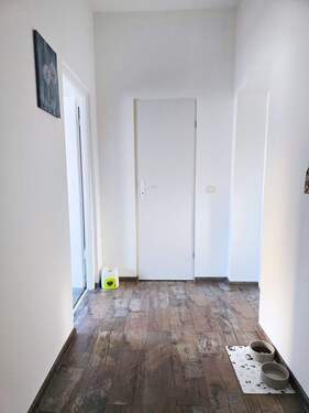 Flur - Etagenwohnung mit 82,00 m&sup2; in Köthen (Anhalt) zur Miete