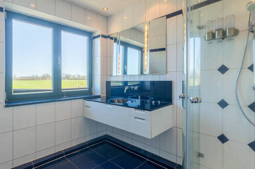Badezimmer mit Ausblick auf das Feld - 