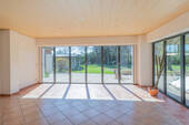 Wohnzimmer mit beweglichem Fensterelement - 