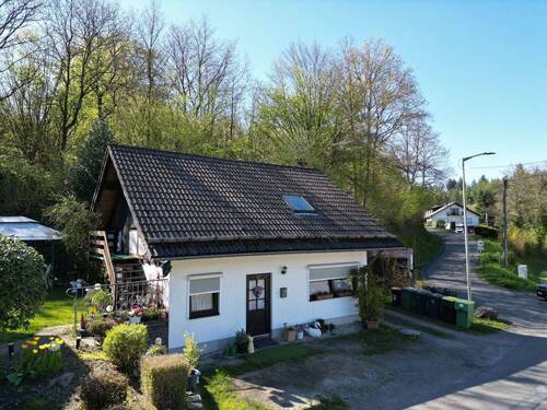 Ansicht vom Wohnhaus - 3 Zimmer Einfamilienhaus zum Kaufen in Reichshof
