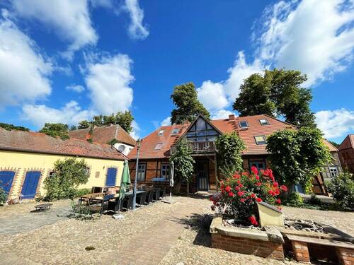 Innenhof mit Brunnen und Sitzgruppe - 1 Zimmer Einfamilienhaus zum Kaufen in Breetz