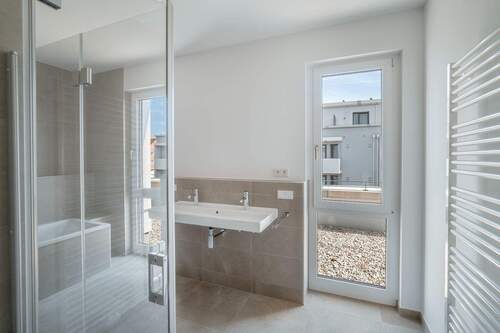 06_Bad mit Badewanne und viel Tageslicht_Whg28_ZGS - 