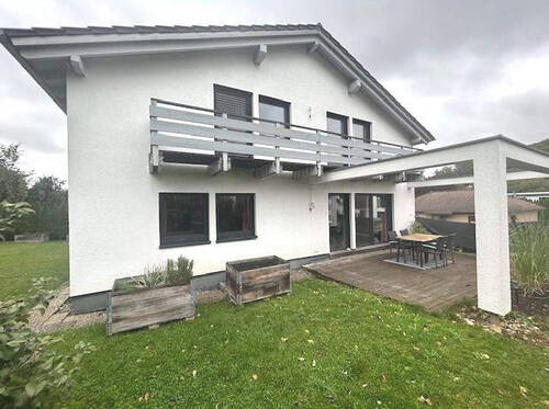 Seitenansicht mit großer Terrasse - 