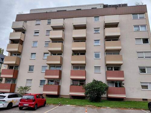Hausrückseite m. Stellpl..jpg - 4 Zimmer Etagenwohnung in Nürnberg