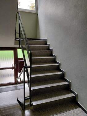 Treppenaufgang Hausflur .jpg - Etagenwohnung mit 89,00 m² in Nürnberg zur Miete
