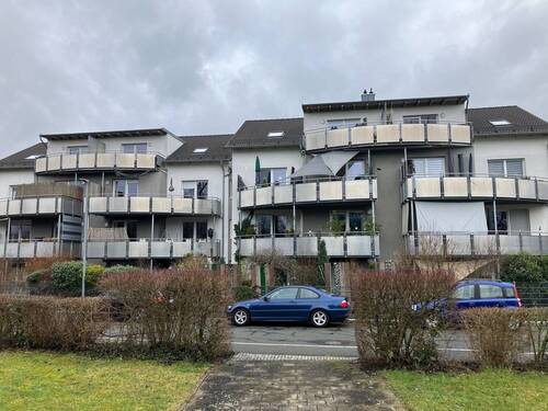 Außenansicht - Moderne Etagenwohnung mit schönem Balkon in Lauf!