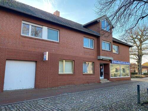 Außenansicht, Straßenseite - Mehrfamilienhaus mit 2 Wohnungen und Gewerberäumen im Erdgeschoss