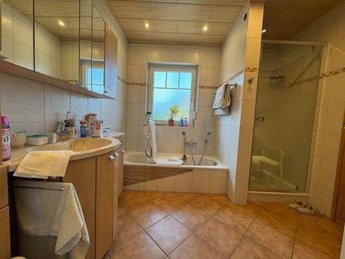 Bad mit Wanne und Dusche - 